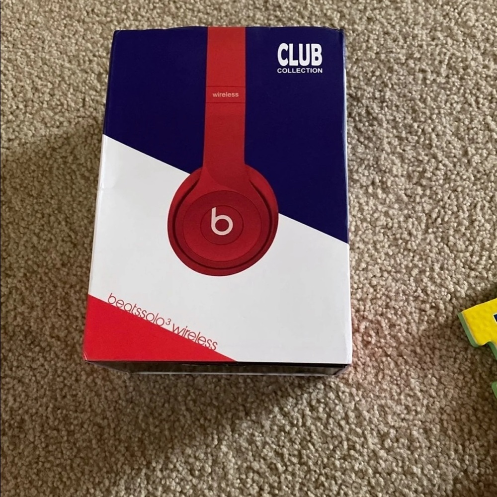 Beats solo wireless refurbished Red & Blue